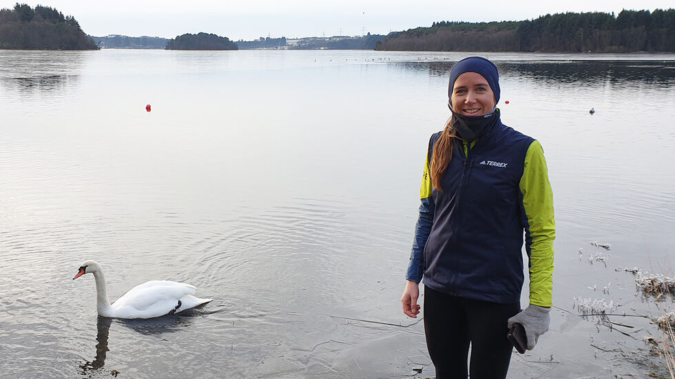 Mens svanene leika seg på Stokkavannet, fløy Anne Årrestad så fort på turveien rundt vannet at hun vant kvinneklassen på 29.42. (Foto: Runar Gilberg)