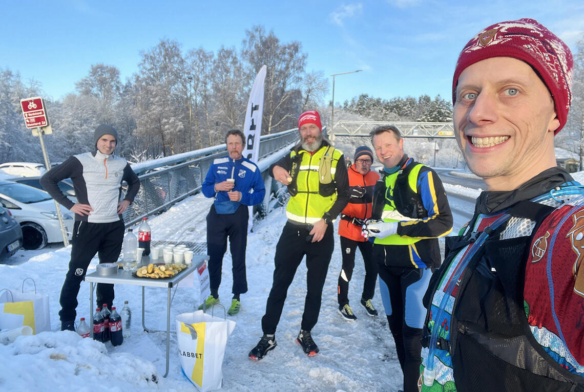 Löplabbets Ribbemaraton er et sosialt og uhøytidelig løp som blir arrangert 3. juledag. Her er Anders Nordby sammen med flere av løpets deltakere. (Foto: privat)