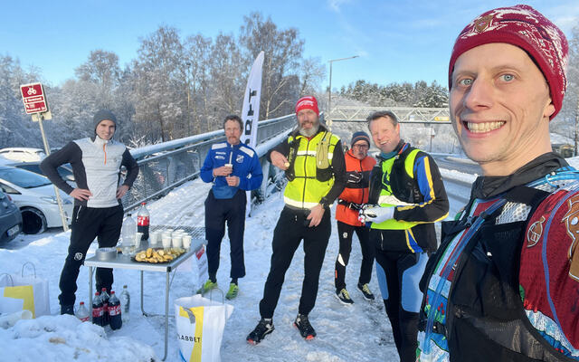 Löplabbets Ribbemaraton er et sosialt og uhøytidelig løp som blir arrangert 3. juledag. Her er Anders Nordby sammen med flere av løpets deltakere. (Foto: privat)
