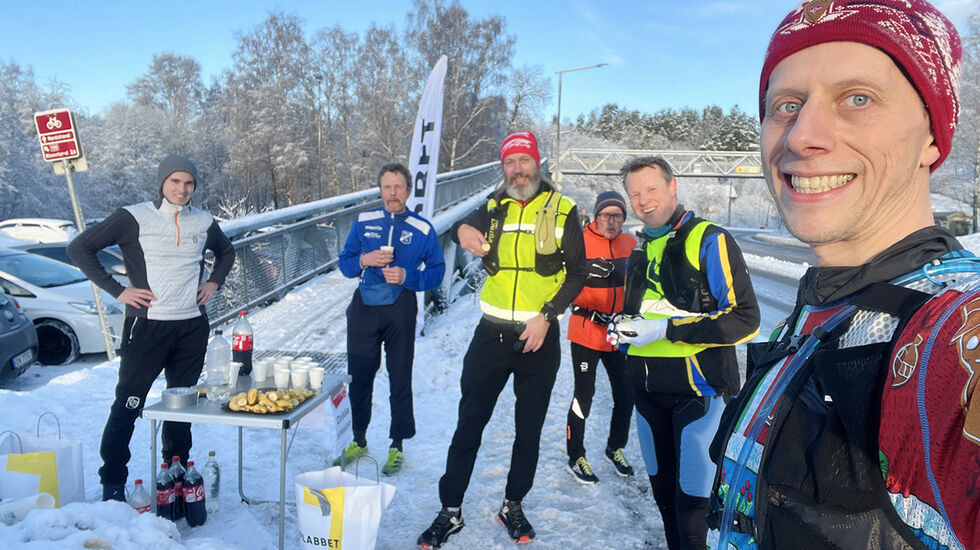 Löplabbets Ribbemaraton er et sosialt og uhøytidelig løp som blir arrangert 3. juledag. Her er Anders Nordby sammen med flere av løpets deltakere. (Foto: privat)