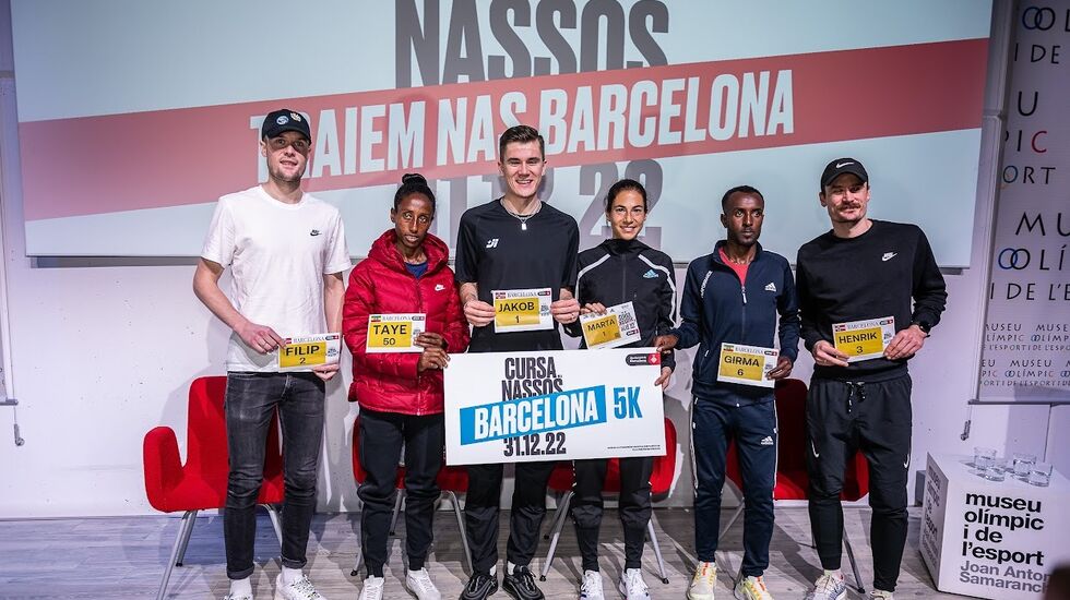 I Barcelona: Tre stykker Ingebrigtsens og fjorårsvinneren Taye Ejgayehu (nr. 50), som da satte verdensrekord med 14.19 på 5 km for damer, Neste dame er favoritten på 10 km, spanske Marta Galimani og så nestfavoritten på 5 km etter Jakob, Adisu Girma fra Etiopia, på pressekonferansen for Cursa dels Nassos. (Foto: arrangøren)