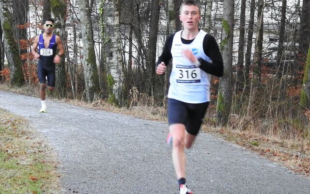Martin Ukkelberg Sløgedal fra Kristiansand IF har hatt en aktiv romjul og leder klart den korteste distansen av Kondisløpets Romjulsmaraton når en dag gjenstår. Her løper han inn til seier på 10 km i i Mandal 3. juledag. (Foto: Ivar Gogstad)