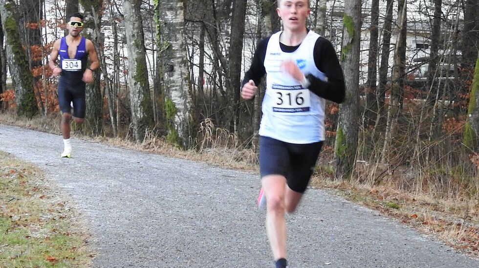 Martin Ukkelberg Sløgedal fra Kristiansand IF har hatt en aktiv romjul og leder klart den korteste distansen av Kondisløpets Romjulsmaraton når en dag gjenstår. Her løper han inn til seier på 10 km i i Mandal 3. juledag. (Foto: Ivar Gogstad)