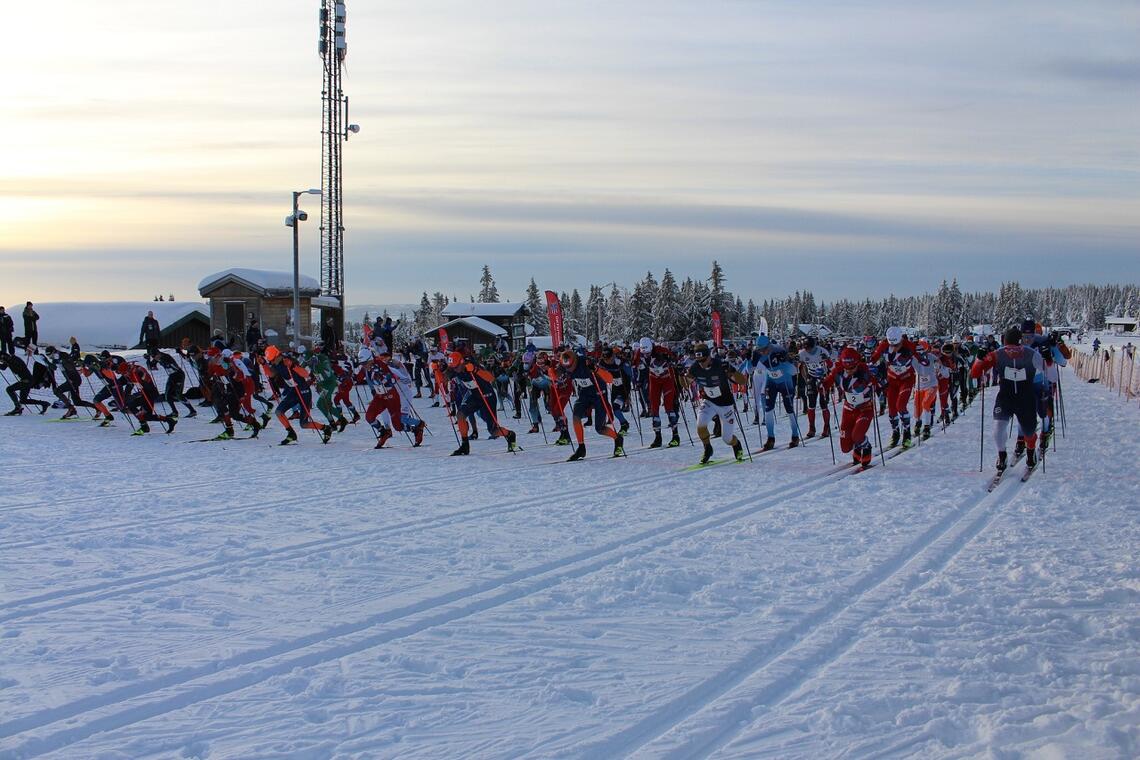 Startskuddet for turrennsesongen 2022-23 gikk med 282 løpere i et samlet felt på Sjusjøen 5. juledag. (Foto: Dorte Finstad, Brøttum IL)