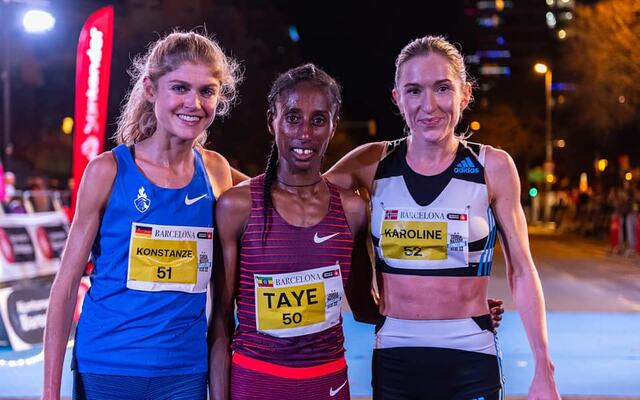 De tre beste kvinnene på 5 km i Barcelona (fra venstre): Konstanze Klosterhafen, Ejgayehu Taye og Karoline Bjerkeli Grøvdal. (Foto fra arrangørens facebookside)