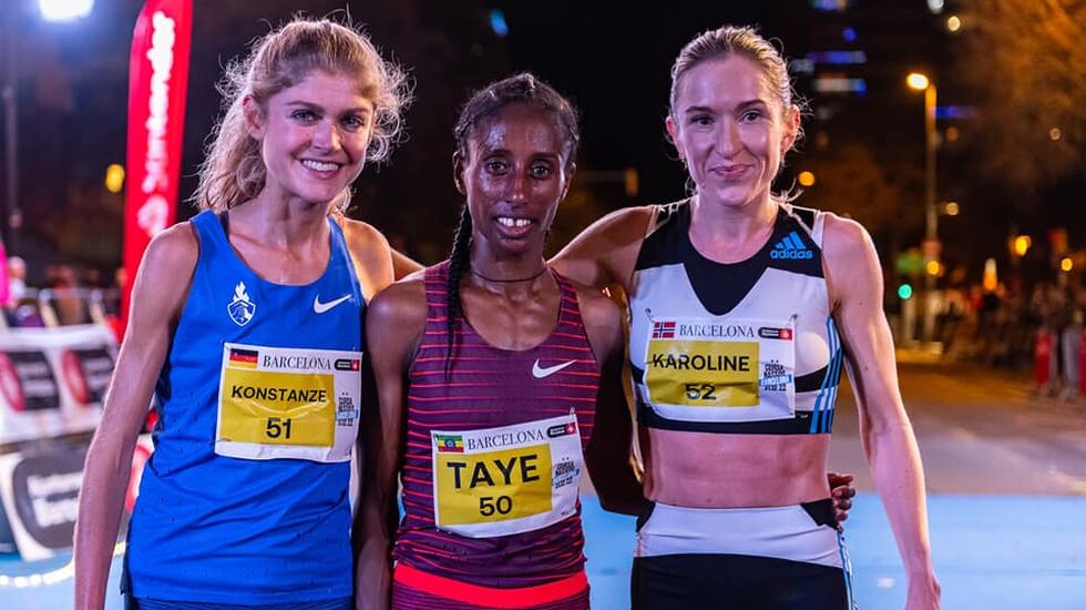 De tre beste kvinnene på 5 km i Barcelona (fra venstre): Konstanze Klosterhafen, Ejgayehu Taye  og Karoline Bjerkeli Grøvdal. (Foto fra arrangørens facebookside)
