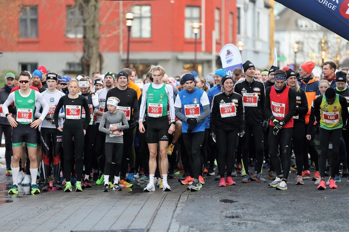 Vel 300 løpere var samlet i Storgata i Skien til den tradisjonsrike avslutningen av løpsåret i Grenland. (Foto fra løpets facebookside)