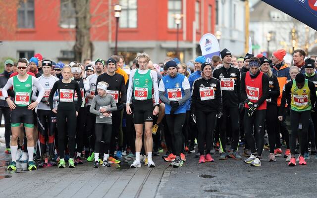 Vel 300 løpere var samlet i Storgata i Skien til den tradisjonsrike avslutningen av løpsåret i Grenland. (Foto fra løpets facebookside)