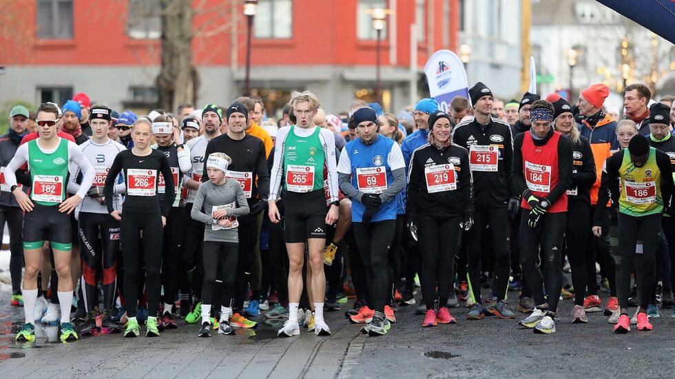 Vel 300 løpere var samlet i Storgata i Skien til den tradisjonsrike avslutningen av løpsåret i Grenland. (Foto fra løpets facebookside)