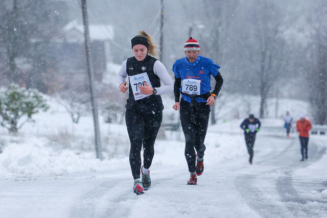 Gjertrud Toppe Håvardstun var raskeste kvinne opp den bratte løypen. Her tauer hun på Ole-Petter Soltvedt som også hadde jobben som starter. (Alle foto: Arne Dag Myking)