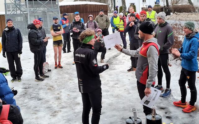 Vegard Warnes mottar premien som dagens klart beste løper. (Foto fra løpets facebookside)
