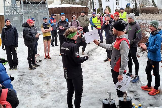 Vegard Warnes mottar premien som dagens klart beste løper. (Foto fra løpets facebookside)