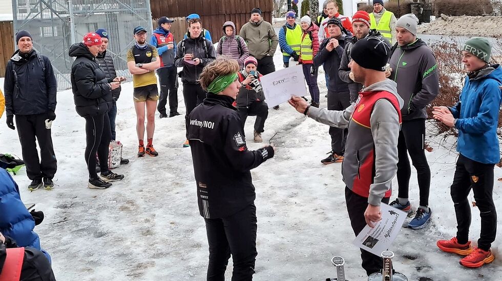 Vegard Warnes mottar premien som dagens klart beste løper. (Foto fra løpets facebookside)