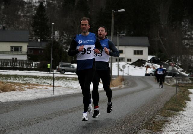 Jan Endre Rise (95) vinner dagens løp med Knut Vikebak (93) som nummer to. Etter halvgått løp ligger de ganske likt Jan Endre Rise (95) vinner dagens løp med Knut Vikebak (93) som nummer to. Etter halvgått løp ligger de ganske likt