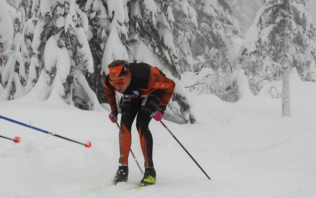 Ole Eirik Fuglehaug Ekrem staker seg opp stigningen bak Svaen i Budorrennet lørdag. (Foto: Stein Arne Negård)