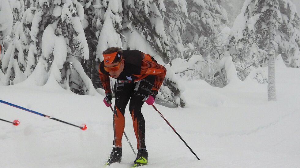 Ole Eirik Fuglehaug Ekrem staker seg opp stigningen bak Svaen i Budorrennet lørdag. (Foto: Stein Arne Negård)