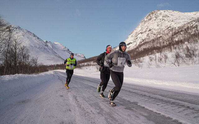 Det var litt lys midt på dagen, så helt mørkt er det ikke i mørketiden. Her tauer Yngvild Kaspersen på Leif Tinus Smith Næss og Johan Nordby, som ble de to beste menn. (Alle foto er hentet fra arrangørens Facebookside)
