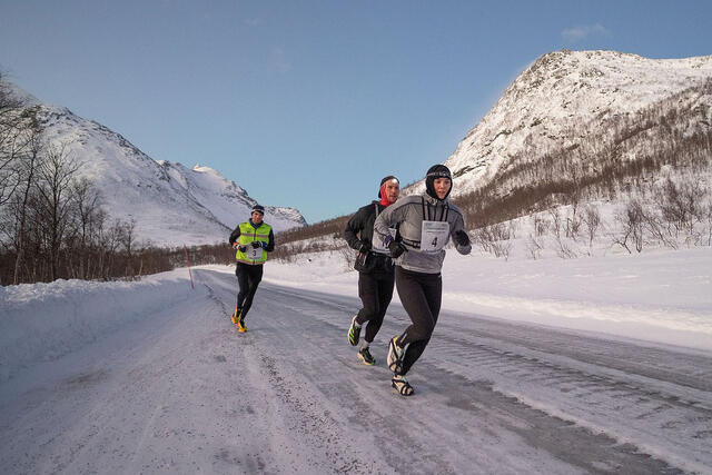 Det var litt lys midt på dagen, så helt mørkt er det ikke i mørketiden. Her tauer Yngvild Kaspersen på Leif Tinus Smith Næss og Johan Nordby, som ble de to beste menn. (Alle foto er hentet fra arrangørens Facebookside)
