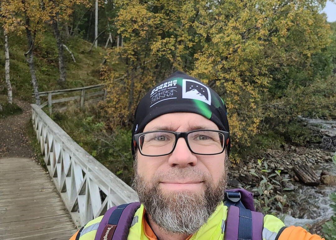 47 år gamle Terje Håkstad jogger i naturen – og jobber som nestleder ved avdeling for publikumstjenester ved Universitetsbiblioteket i Tromsø. (Foto: privat) 
