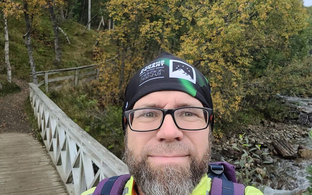 47 år gamle Terje Håkstad jogger i naturen – og jobber som nestleder ved avdeling for publikumstjenester ved Universitetsbiblioteket i Tromsø. (Foto: privat)