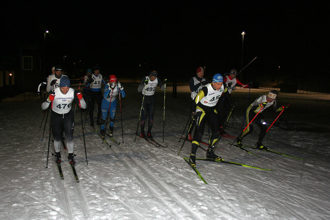 Løperne legger ut fra start – i klassisk eller fristil – klokka 18.00. (Foto: Sverre Larsen)
