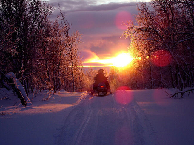 skuter i solnedgang