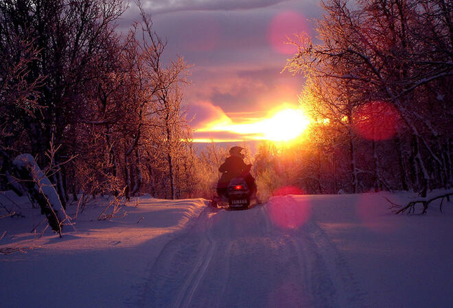 skuter i solnedgang