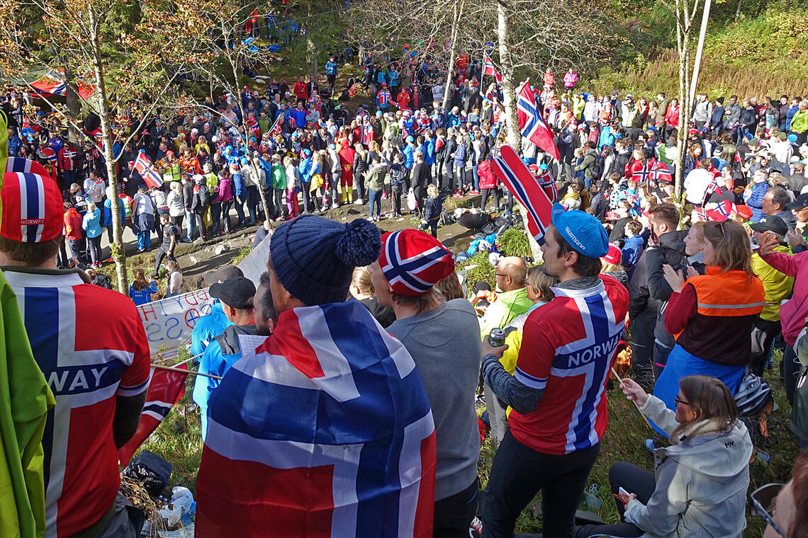 Det var fullpakket med tilskuere i den smale og svingete løypen opp til Fløyen under sykkel-VM i 2017. (Foto: Arne Dag Myking)