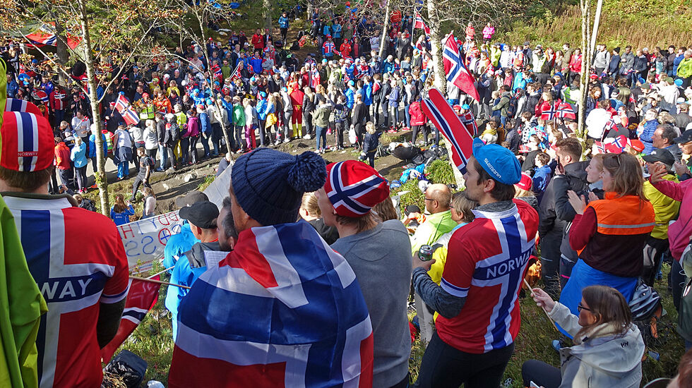 Det var fullpakket med tilskuere i den smale og svingete løypen opp til Fløyen under sykkel-VM i 2017. (Foto: Arne Dag Myking)