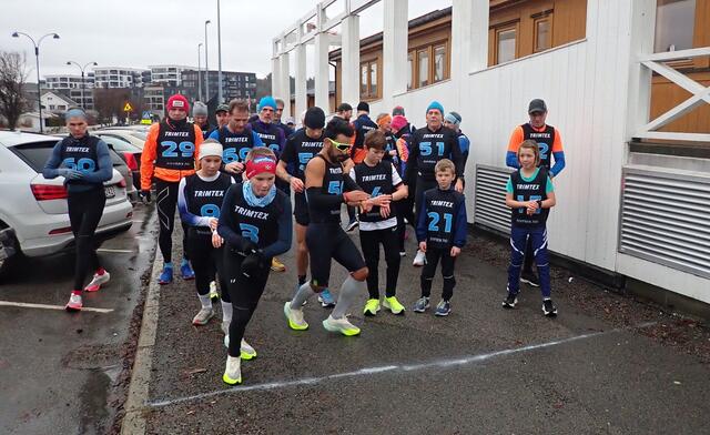 Fellesstarten for begge distanser med 28 løpere. Det skulle ha vært 29, men dessverre var for små sko tatt med.... (Foto: Ivar Gogstad)