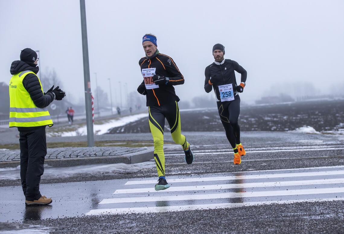 Raskeste løper Even Oppegaard etter ca 3 km med Torbjørn Grønningen (4. plass) like bak. (Foto: Bjørn Hytjanstorp)