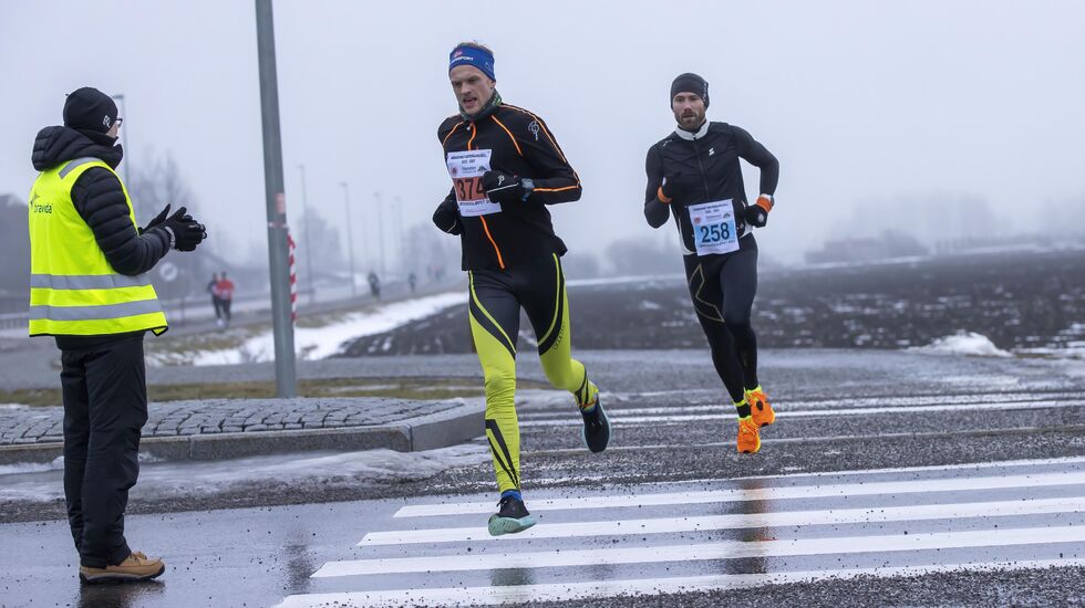 Raskeste løper Even Oppegaard etter ca 3 km med Torbjørn Grønningen (4. plass) like bak. (Foto: Bjørn Hytjanstorp)