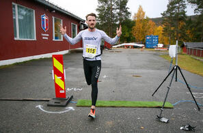 Benjamin Dokken løper i mål under Arctic Alta Halvmaraton i august 2020. (Foto: arrangøren)