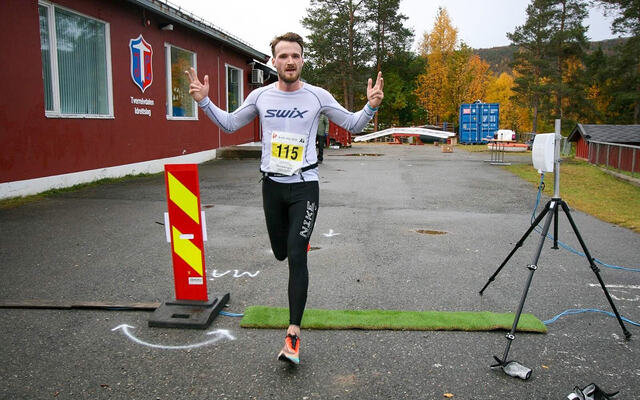 Benjamin Dokken løper i mål under Arctic Alta Halvmaraton i august 2020. (Foto: arrangøren)
