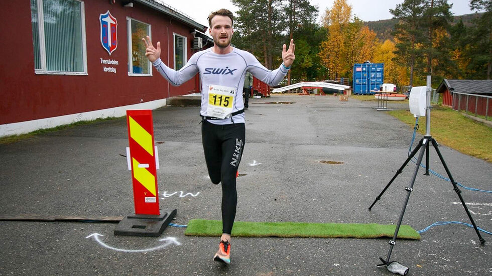 Benjamin Dokken løper i mål under Arctic Alta Halvmaraton i august 2020. (Foto: arrangøren)