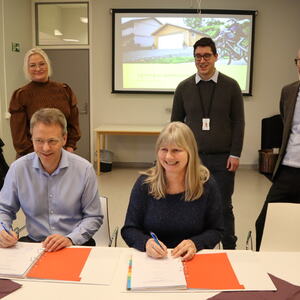 Øyvind Høyland, ass. avdelingsdirektør i Helseplattformen, og Katrine Lereggen, rådmann i Melhus kommune, signerer tjenesteavtalen. Bak: Ordfører Jorid Jagtøyen, kommunalsjef Albert Verhagen og rådgiver for digital tjenesteutvikling Phillipp Anders. Foto: Melhus kommune/Lars Erik Sira.