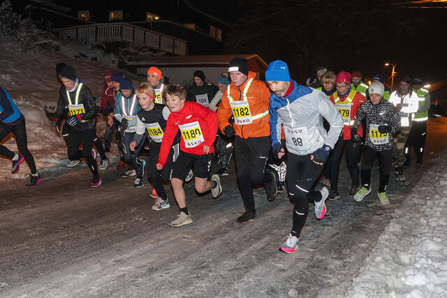 Starten har gått, Thomas Skjæveland er raskest ut. (Alle foto: Arne Dag Myking)