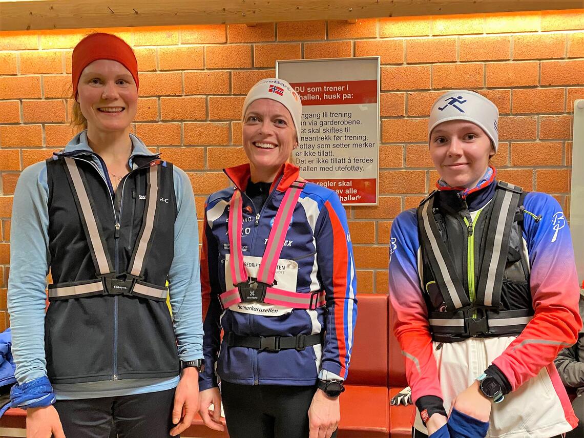 De tre beste kvinnene i Prestrudhallen etter løpet (fra v.): Magnhild Volden, Camilla Rustadbakken Berg og Heidi Syversen. (Foto: Bente Langøigjelten