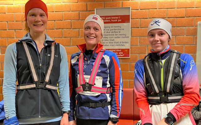 De tre beste kvinnene i Prestrudhallen etter løpet (fra v.): Magnhild Volden, Camilla Rustadbakken Berg og Heidi Syversen. (Foto: Bente Langøigjelten