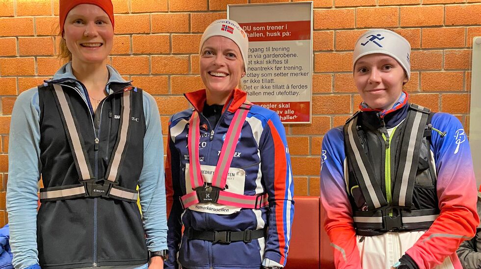 De tre beste kvinnene i Prestrudhallen etter løpet (fra v.): Magnhild Volden, Camilla Rustadbakken Berg og Heidi Syversen. (Foto: Bente Langøigjelten