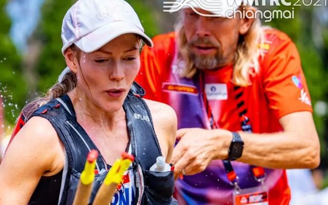 Mari Fenre, som på bildet supporteres av Sondre Amdahl under VM terrengultra 2022, er en av fire forhåndsuttatte til VM 2023. (Foto: WMTRC Thailand)