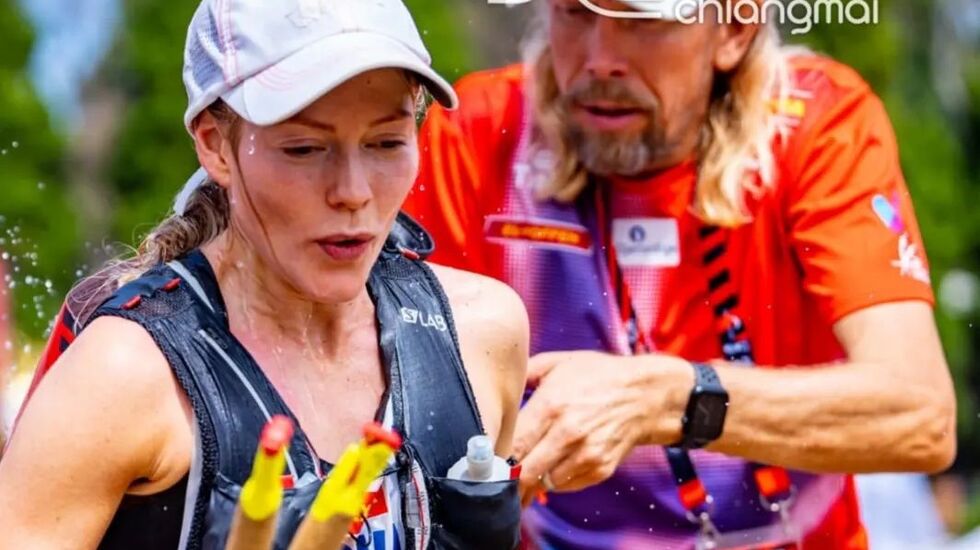 Mari Fenre, som på bildet supporteres av Sondre Amdahl under VM terrengultra 2022, er en av fire forhåndsuttatte til VM 2023. (Foto: WMTRC Thailand)
