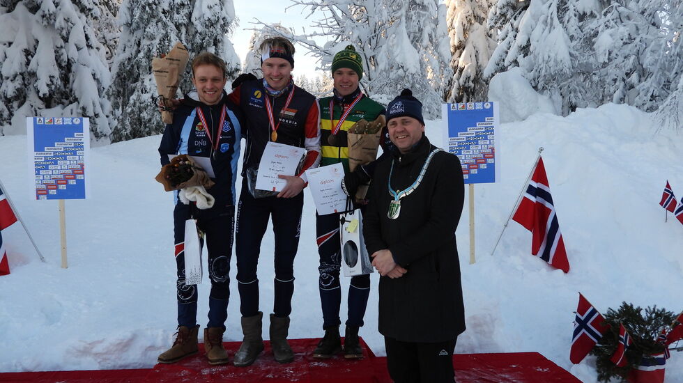 Ordfører i Åmot, Ole Erik Hørstad delte ut medaljer og premier. Her sammen med medaljevinneren i H21. (Foto: Stein Arne Negård)