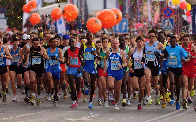 Santa Pola halvmaraton tiltrekker ofte mange nordmenn. Her går starten (Foto: arrangøren)