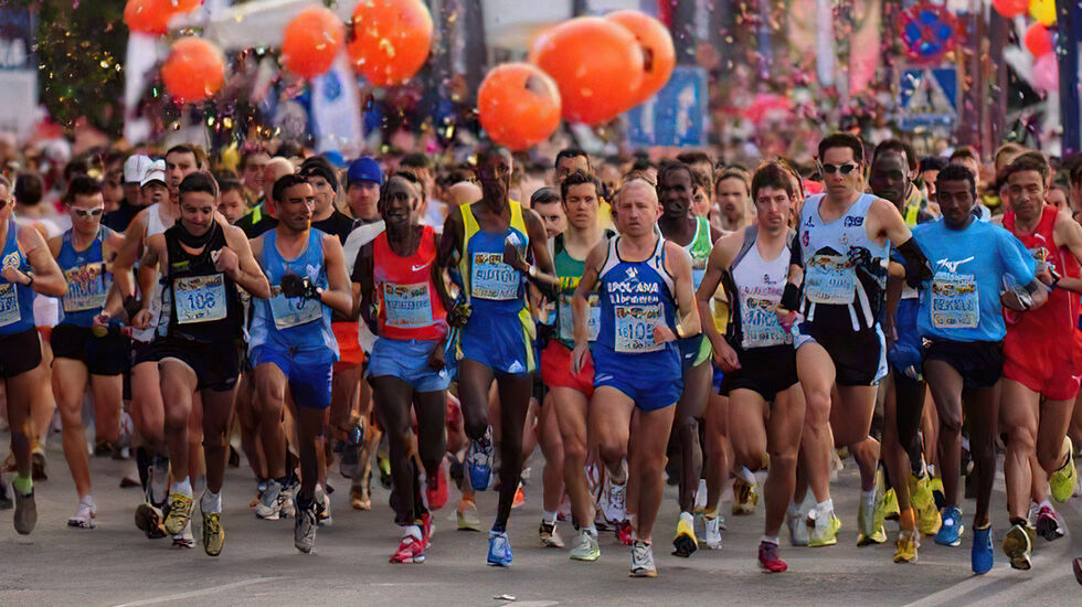 Santa Pola halvmaraton tiltrekker ofte mange nordmenn. Her går starten (Foto: arrangøren)