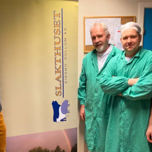 Fra venstre: Daglig leder Rune Dullum, linjeleder Toralf Reitan, slakter Kim Olav Isaksen og tilførselsleder Klaus Arild Sandøy. Foto: Slakthuset Eidsmo Dullum.