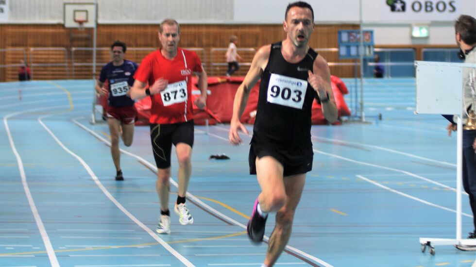 Endre Hjelseth da han tok gull på 3000 meter i M50-54 år i veteran-NM i Stangehallen i vinter. (Foto: Rolf Bakken)