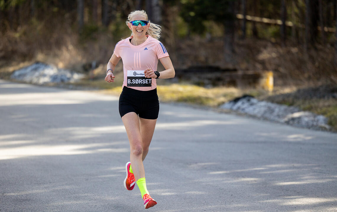 Astrid Brathaug Sørset er glad i å være med på løp, og hun er ikke redd for å stille sjøl når hun vet at hun ikke er i toppform. (Foto: Samuel Hafsahl)