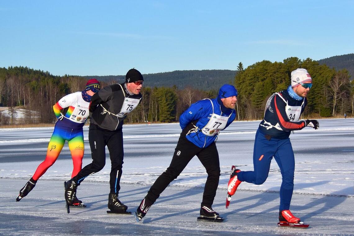 Lengdeløp i ordets rette forstand ved de fire beste som holdt følge det meste av de 50 kilometerne på Dølisjøen. (Foto fra Dølisjøens facebookside)