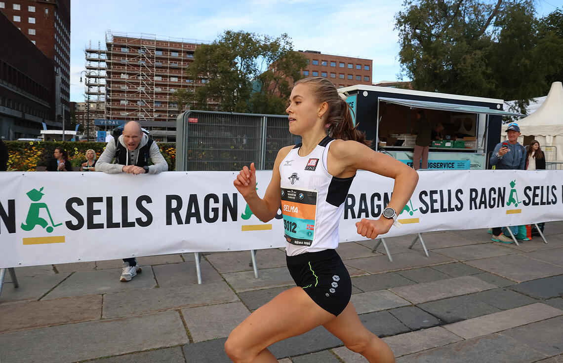 Selma Løchen Engdahl er primært baneløper, men her ser vi henne i fint driv på 3 kilometeren i Oslo Maraton i fjor høst. (Foto: Tom-Arild Hansen)